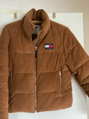 Tommy jeans jacka - Vinter jacka i stol M i mycket fint skick. Jackan är av en kort modell och väldigt varm och skön.