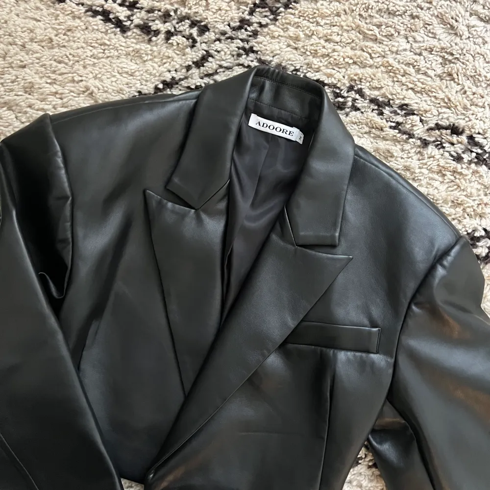 Adoores Cropped Blazer i svart Pu-skinn,  säljes då den tyvärr inte kommit till anväbdning hos mig så med det sagt är den i nyskick!😍🌹. Kostymer.