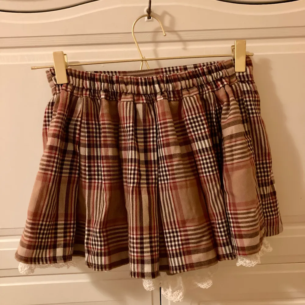 Jättefin mini gyaru skort / kjol med shorts från Liz Lisa 🤎 Säljer pga för liten för mig - upplevd storlek 34/36 XXS/XS. Skriv vid frågor 🤎. Kjolar.