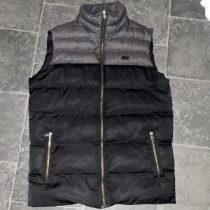 Lacoste - Lacoste väst, Frågor besvaras i Dm!