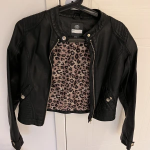 Skinnjacka  - Skinnjacka från Lindex i storlek 158🤍 Använd fåtal gånger och är i super skick! 