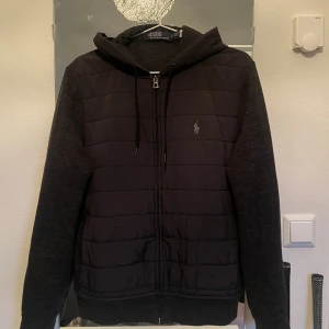 Ralph lauren cardigan  - Tja!! Säljer nu min Ralph lauren cardigan som jag haft i snart 1 år, skick 9/10 strl S Kan gå ner i pris vid snabb affär 