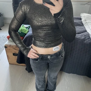 Glitter topp - Jättefin glittrig tröja som är perfekt till fest .Säljer pågrund av att den är förliten💘