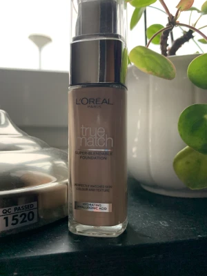 Foundation från Loreal Paris - Foundation från Loreal Paris🌹Färg 2R/2C ungefär 80% kvar, svårt att se💗 Köp för ca 179kr, säljer för 100kr🫶🏻