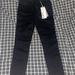 Svarta jeans - Helt nya, endast provade. Köptes för 279kr, säljs för 50kr. 