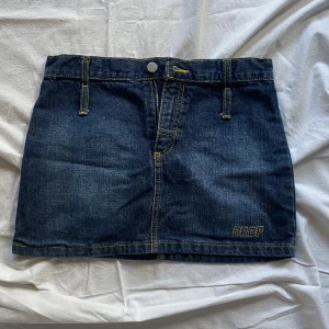 Jeans kjol - JEANS KJOL Snygg jeans kjol av märket drop. Tror det är egentligen en barn kjol då det står storlek 158 men passar de som har midja storlek 25-28. 