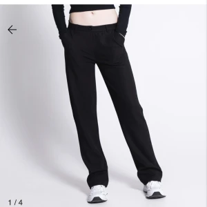 Kostymbyxa  - Lågmidjade kostymbyxor från Lager157 med namn ”Nellie” som tyvärr inte passade mig! Innerbenslängd: 78cm