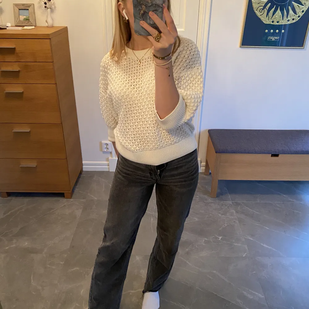 Säljer dessa superfina och sköna jeans från H&M då de är för små för mig. Storlek 36. Jag är 166 cm och de är bra längd på mig. Skriv för fler bilder och info!💞💞💞. Jeans & Byxor.