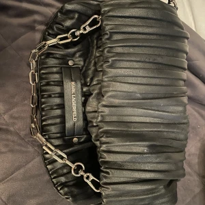 Karl lagerfeld väska - Intressekoll på min karl lagerfeld väska, köpt på zalando förra julen.  Väldigt bra skick och sparsamt använd.  Nypris är runt 3000 ( inte exakta priset) 