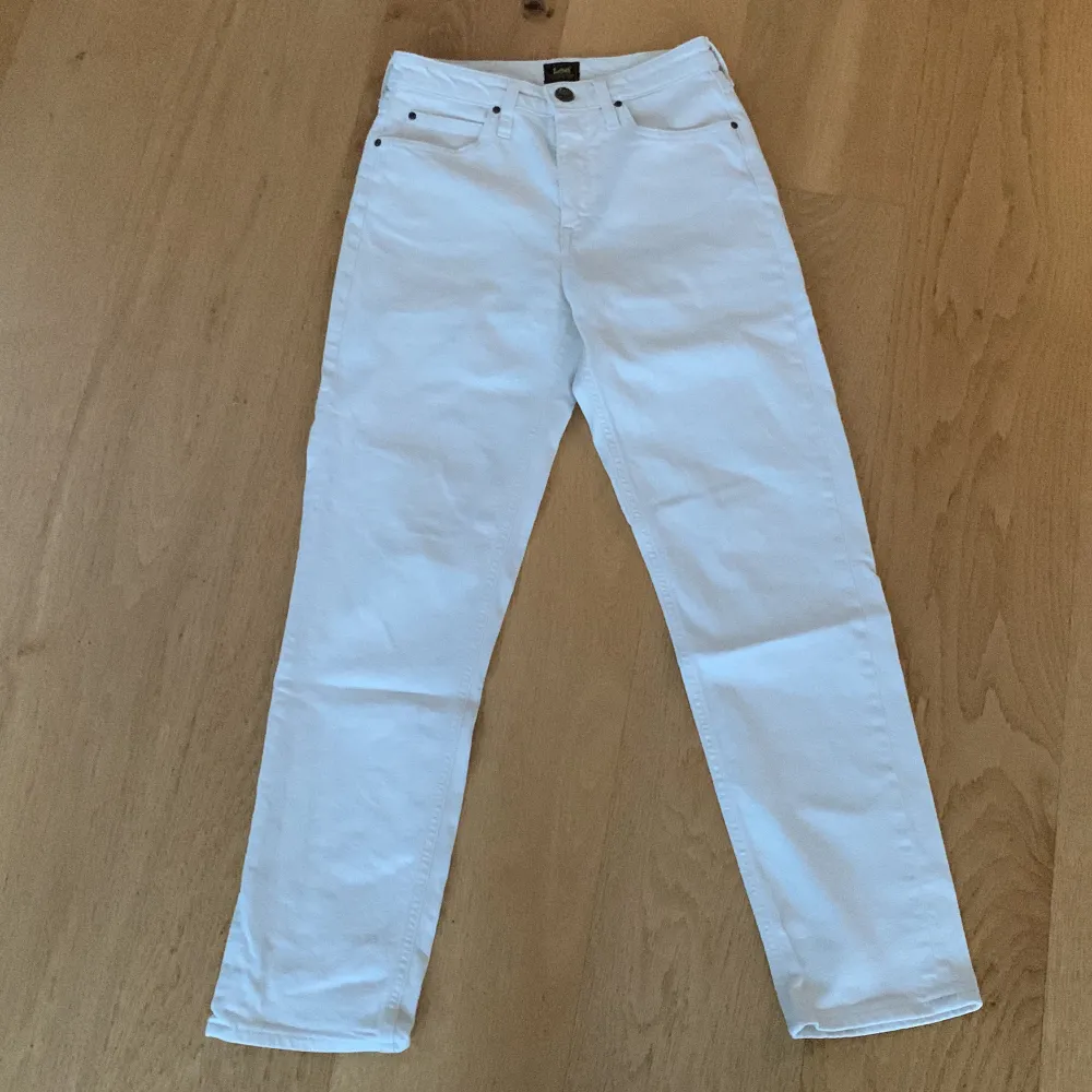 Ett par Lee Carol jeans i ny skick. Dom är lite slimmade i modellen och är vita/beiga i färgen.. Jeans & Byxor.