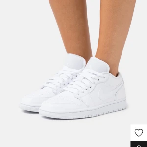 Jordan 1 low - Köpta på zalando. Har ingen användning för dem längre därav säljer jag dem. Så lägg prisförslag, kan gå ner relativt lågt i pris. Använda så inte helt i nyskick, bild på skick kan skickas privat!