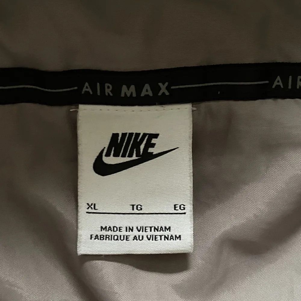 En Nike air max vindjacka som knappt är använd. Priset som står är inte hugget i sten. Jackor.