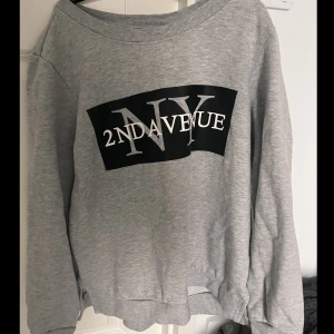 Grå sweatshirt  - Grå sweatshirt från amy’s i storlek 36/38🤍 Använd 2-3 gånger