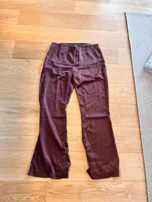 Kostymbyxor  - Kostymbyxor i silke, med en slits och sjukt sköna, passar strl M