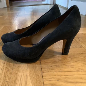 Moccapumps - Elegant och bekväm damsko i mörkblått skinn