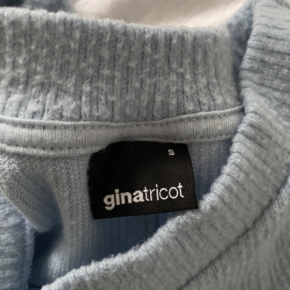 jättesöt tröja från gina tricot. typ lite stickat material, jättesöt men passar ej längre. skriv för mer info . Tröjor & Koftor.