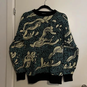 Tröja med mönster - Jätte fin tröja med massa mönster. Rätt tjock. Knappt använd.