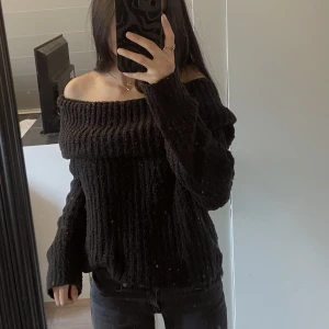 Stickad tröja  - Mysig stickad off shoulder tröja. Använd fåtal gånger🤍