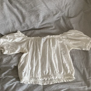 Off shoulder topp - Supergullig topp från gina, näst intill oanvänd!