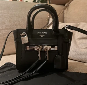 Zadig väska - Säljer min Zadig väska. Köpte den för ca år sedan. Säljs inte längre. Ny pris var runt 4500 kr. Väldigt fint skick. Andvänd men är i väldigt bra skick! Det finns order bekräftelse också. Hör av dig om fler bilder eller annan info! TRYCK INTE PÅ KÖP NU 