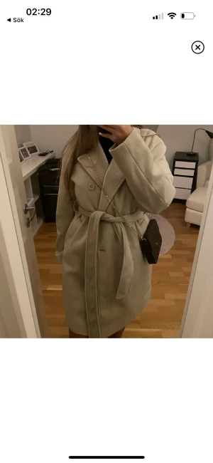 Kappa - Säljer en jättefinkappa från NA-KD. Storlek 36. Passar även 38🥰 Helt ny, lapparna sitter kvar! Ord pris ca 1300kr. Mitt pris 900. Vid snabb affär kan jag gå ner i pris. 