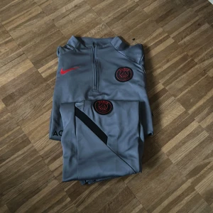 Helt ny PSG Tracksuit! - Säljer en helt ny psg tracksuit! Till ett väldigt fint pris, det kan alltid diskuteras priset är inte slaget i sten. Hör av dig vid frågor😀
