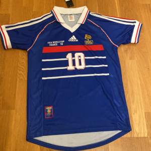 Denna tröja är från VM finalen 1998 mellan Brasilien mot Frankrike med nummer 10 och Zinedine Zidane på ryggen