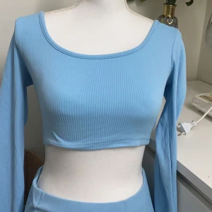 Jätte fin o ganska skön tyg - Den e från SHEIN o e i blå färg jätte fin o tyget e jätte bra o jätte bekväm o vara i man kan gå med dig jätte bra o e i stor lek S