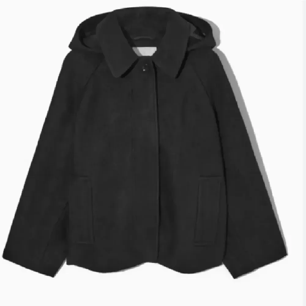 Säljer min svarta oversized kappa med luva. Knappt använd och i mycket bra skick! Priset går att diskuteras💞. Jackor.