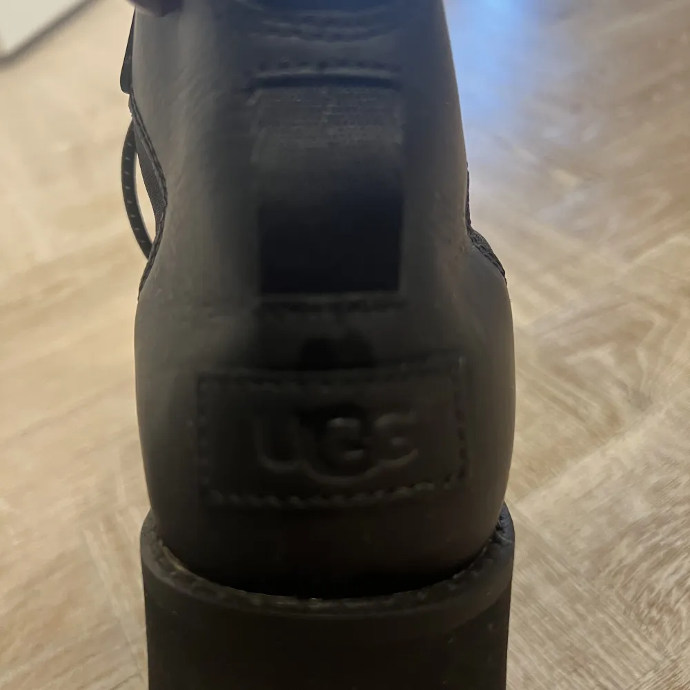 Säljer ett par svarta uggs i storlek 38. Endast använda ett fåtal gånger. . Skor.