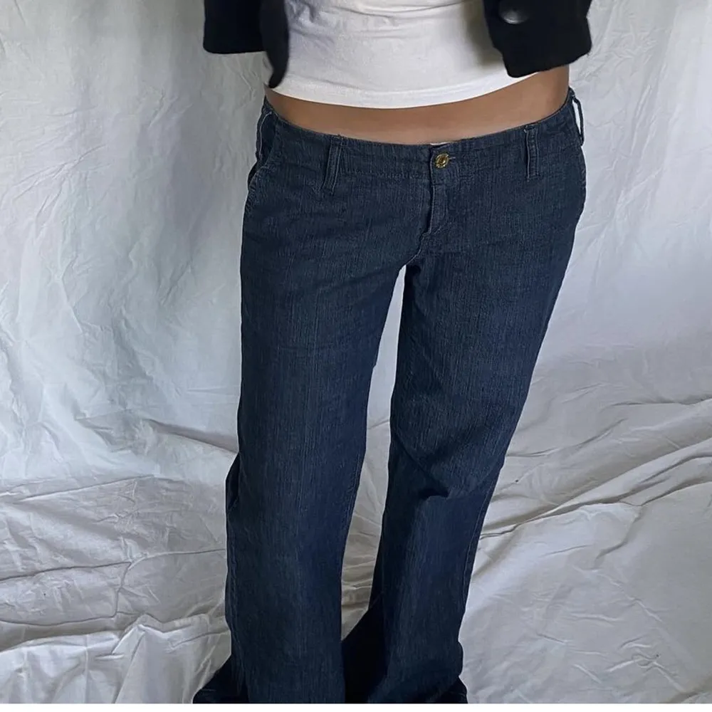 Fina lågmidjade jeans med ”kostymbyxfickor” bak. Jeans & Byxor.