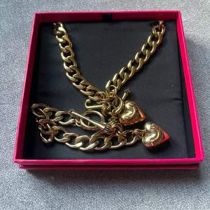Fint smyckesset från Juicy Couture med ett  guldfärgat armband och halsband i fint skick.   Hämtas på Kungsholmen och betalas med Swish, vid frågor är det bara att höra av sig. 