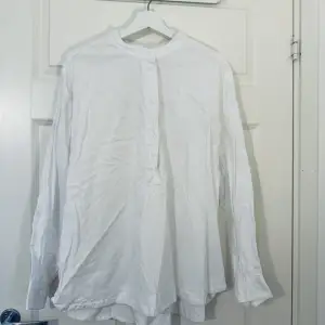 Skjorta i linneblandning Stl XL. Aldrig använd, endast tvättad och hängt längst in i garderoben:) Jag har två stycken likadana 