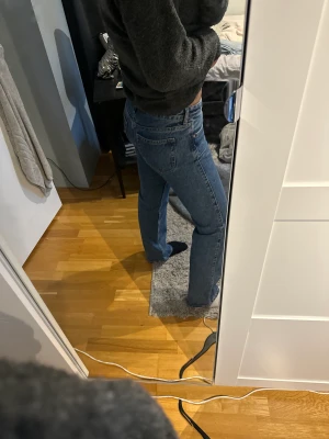 Weekday jeans  - Mörkblåa arrow jeans men säljer även ljusblåa 