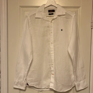 Morris linne skjorta  - Säljer nu min linne skjorta från Morris, då den inte kommer till användning. Mycket bra skick, nypris 1399kr