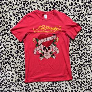 Ed Hardy T-shirt med strass endast använd ett par gånger, inte i bästa skick, stenar faller av då och då (därav priset)🩷🩷  ⚠️Använd gärna köp nu funktionen⚠️