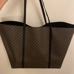 Väska - Säljer denna väska från H&M som är perfekt för skolan där man får plats med alla sina grejerrr. Helt ny! Nypris ca 300kr