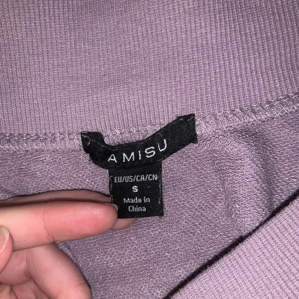 Lila tröja med märket Amisu. Storlek S, axlarna syns och det är skönt bomullsmaterial.. Tröjor & Koftor.