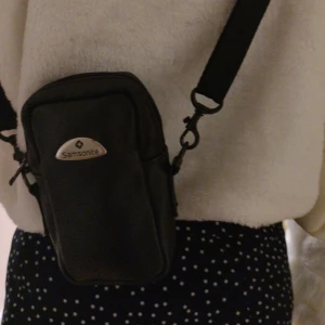 Väska - Den är väldigt gammal och har tydlig märkning av användning såsom att loggan har riv märken som visas som på sista 