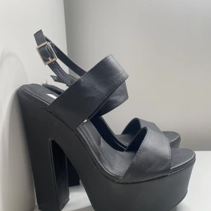 Klacksko - Väldigt höga klackskor, hög platå och va 14/15cm klack. Aldrig använda, från nly. 