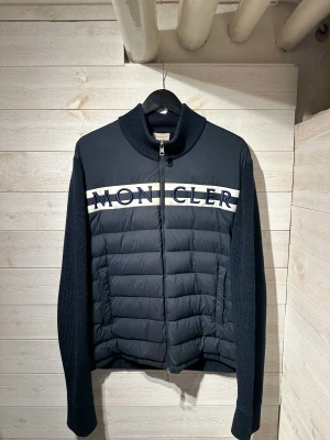 Moncler cardigan  - Säljer nu denna unika moncler Cardigan.  Storlek: XL Pris: 4400kr Skick: 9/10