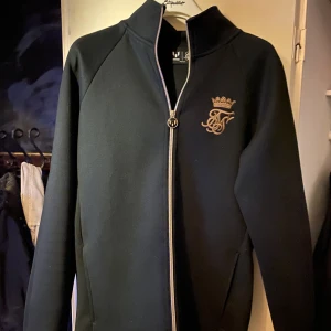 Messi crewneck tröja - De är messis märke och är köpt för 699kr och är helt ny. Använt väldigt få gånger. Den sitter rätt så tajt och materialet är väldigt skönt och håller en varm