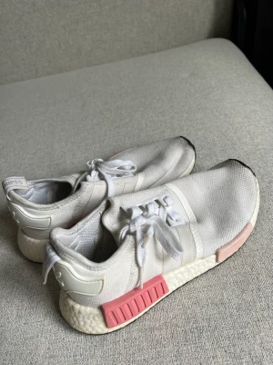 Adidas sneakers - Tygsneakers från adidas, använda med i bra skick