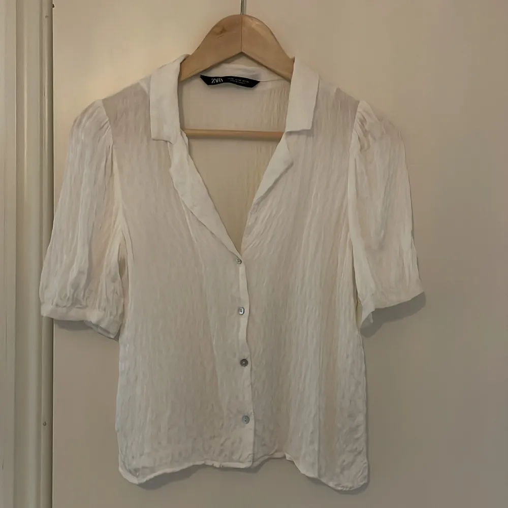 Tunn, somrig, vit skjorta från Zara. Trekvartsärmar. . Skjortor.