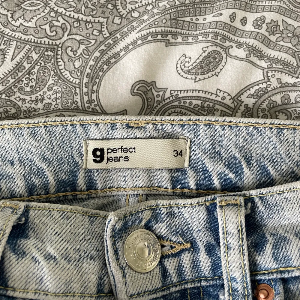 Säljer nu mina jeans med slits från Gina Tricot då de blivit för stora för mig. Använda ett fåtal men i fint skick. Köpta för 599kr men säljer nu för 150kr, storlek 34 (S) ☺️. Jeans & Byxor.