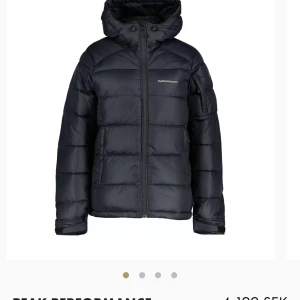 Peak jacka  - En favorit jacka som man kan ha till allt! Den har en "difekt " på armen som ni ser på andra bilden. Men syns ej eftersom ja lämnat infen så den är sydd i samma färg som jackan. Storlek xs !💕💕