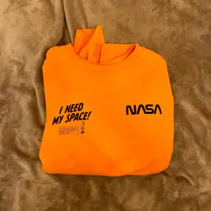 Cool sweatshirt i en neonorange färg. Oversized i modellen och väldigt mjuk på insidan. 