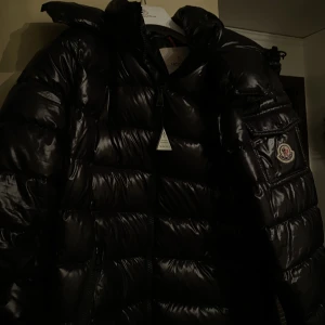 Moncler maya  - Säljer nu min oanvända moncler maya jacka. Org pris 15.000kr. Kvitto finns ej utan galge finns. 