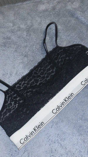 Svart Bralette  -  Detta är en svart bralette. Den har leopardmönster och är väldigt genomskinlig. Det står ingen storlek beskrivning på den men hade kunnat gissa på S / M om man ska räkna med byst storleken. Det svåra är att alla har olika byster även om man har M. 