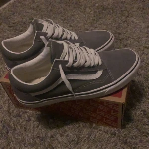 Gråa vans - Säljer mina gråa Vans storlek 42 väldigt sparsamt använda 9/10 skick